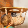 Kat kigger ud fra et indendørs Freestyle kattetræ hængekøje med lille dreng