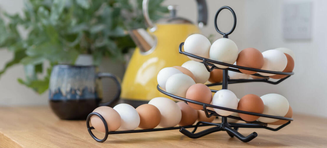 En Omlet æggekarrusel fuld af friske æg i et køkken En Omlet æggekarrusel fuld af friske æg i et køkken