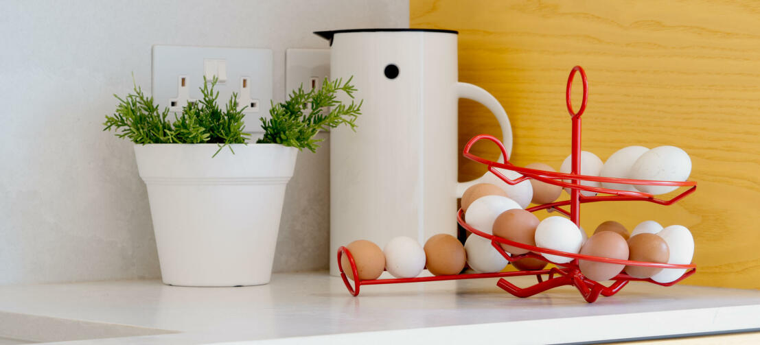 En Omlet æggekarrusel fuld af friske æg i et køkken En Omlet æggekarrusel fuld af friske æg i et køkken