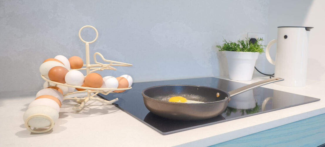 En hvid Omlet æggekarrusel fuld af friske æg i et køkken