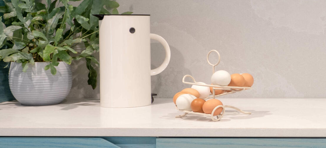 A Cremefarvet Omlet æggekarrusel fuld af friske æg i et køkken A Cremefarvet Omlet æggekarrusel fuld af friske æg i et køkken