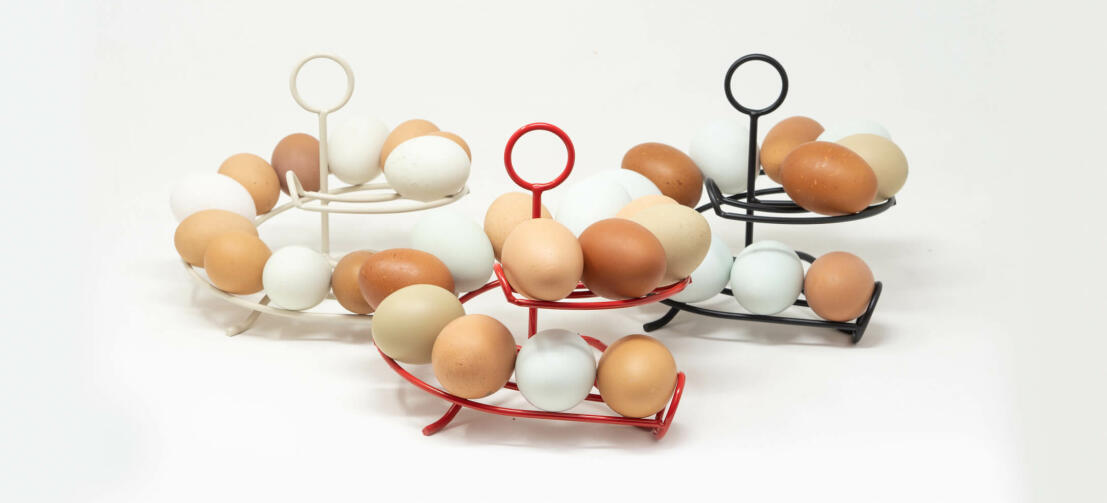 Tre Omlet æggekarruseller fuld af friske æg i et køkken Tre Omlet æggekarruseller fuld af friske æg i et køkken