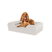 Hund sidder på medium meringue hvidt hukommelsesskum bolster hundeseng