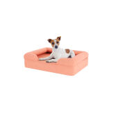 Hund sidder på lille fersken pink memory foam bolster hund seng