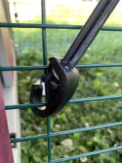 En bungy cord af et netpanel fra et dæksel