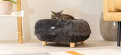Kat liggende på earl grey donut katteseng med designerben af træ.