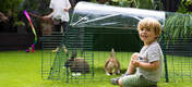 Med en Eglu Go hytte og løbegård kan du og dine kaniner tilbringe tid sammen i haven.