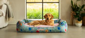 Retriever på stor hundeseng i Gardenia Sage-print.