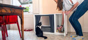 Maya Nook fås med en integreret garderobe, som tilbyder en praktisk opbevaringsløsning til kattelegesager, godbidder, plejeprodukter og andre kattefavoritter