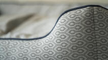 Detalje af en rede-seng med honeycomb-skiferprint og sengerande