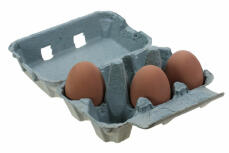 Blå æggebakke med tre æg i