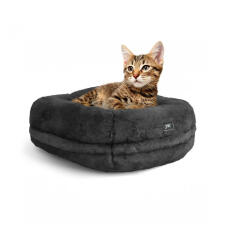 Luxurious superblød Maya donut katteseng i earl grey farve med en kat siddende på den