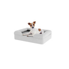 Hund sidder på lille sten grå grå skum med hukommelse bolster hundeseng