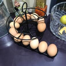 En sort æggekrybbe med masser af friske æg på den