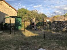 En stor Eglu Cube med en løbegård i en have