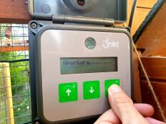 Et åbent kontrolpanel på en automatisk dør til hønsehus