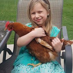 Pige med kylling i hånden