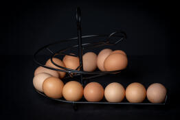 æg på en sort, cirkulær æggekoger