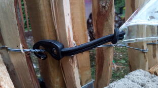 En bungee cord, der holder en skygge ned.
