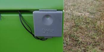 Nærbillede af Omlet automatisk dørsensor til hønsehus