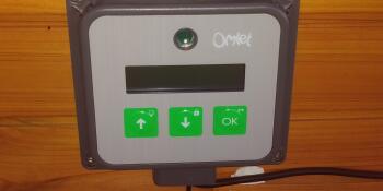 Et billede af kontrolpanelet til den automatiske døråbner Omlet.