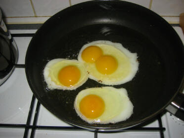 Yummy stegte æg - 1 stor brun, 2 'blå'