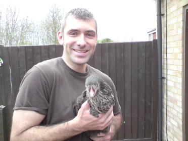 Steven Field holder en plettet høne