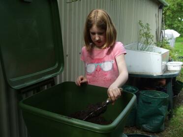 Compostgirl hjælper med at oprette den Hungry Bin