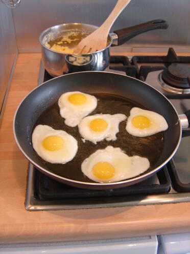 Morgenmad til os og nogle krummer - et æg hver!