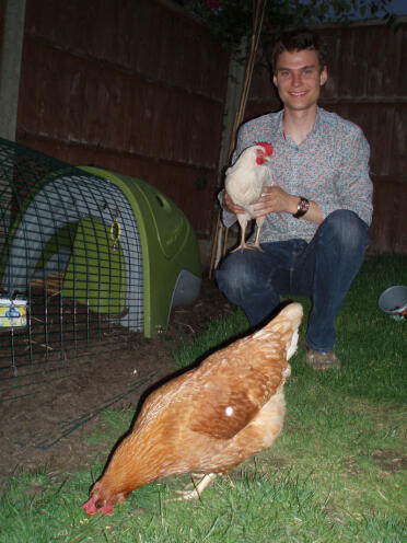 Gary var en skeptiker, men elsker nu at holde kæledyrshøns, selvom de gør noget rod i hans have!