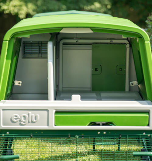 Autodoor fastgjort til indersiden af Eglu Cube hønsegård