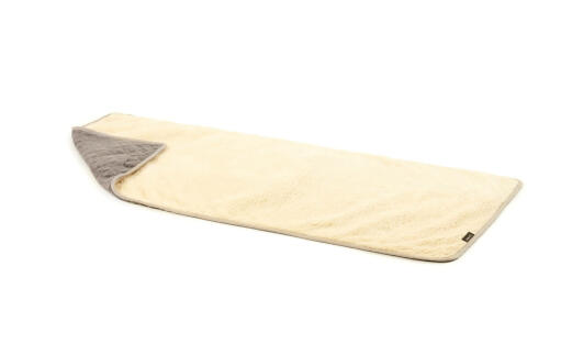 Et grå og cremefarvet plys-tæppe, størrelse 36