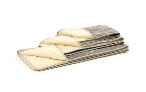 Tre forskellige størrelser af grå plys-tæpper