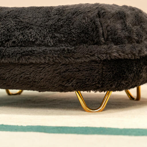 Hvorfor ikke vælge de blanke glamourøse, guldfarvede hårnåleben  for at give din kats seng et touch af luksuriøs glans?