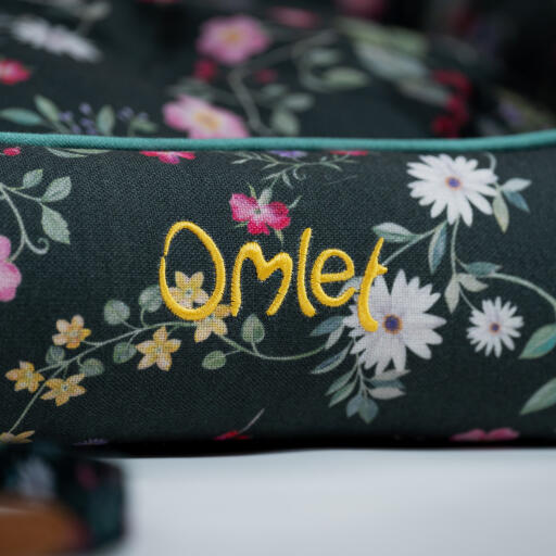 LoGo detalje på en Omlet rede i mønsteret midnight meadow