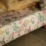 Nærbillede af hundeseng med støttekant, Morning Meadow-print Nærbillede af hundeseng med støttekant, Morning Meadow-print