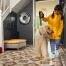 Pige går tur med hunden med Omlet Topology hundeseng med sækkestol og hvide skinnefødder i baggrunden