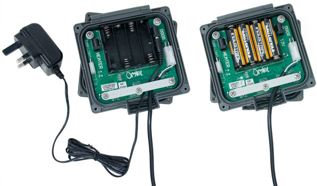 Den automatiske dør kan køre på 4 AA batterier eller sættes til strøm.