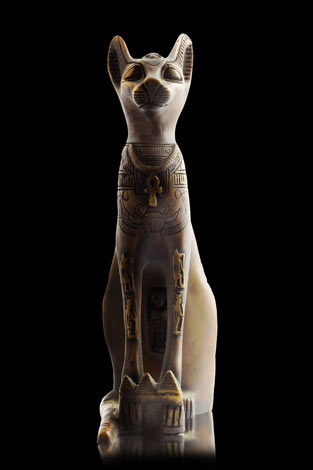 En oldgammel egyptisk statue af en kat