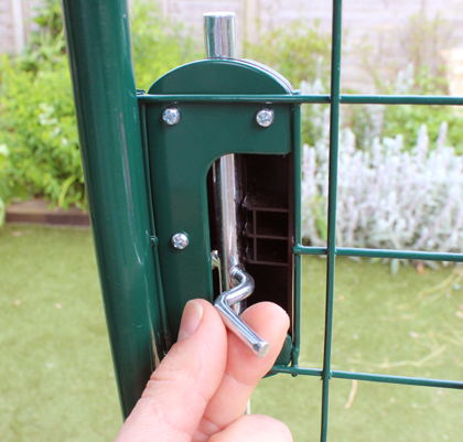 Du kan både låse døren og låse op fra indersiden af den udendørs løbegård til marsvin.