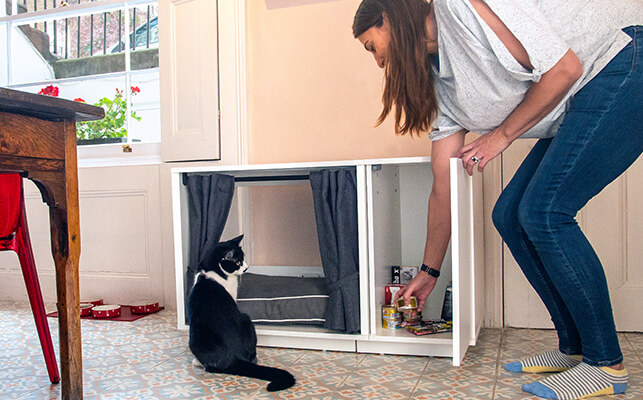 Maya Nook kattehuset med garderobeskabet åbent og en kat der kigger ind