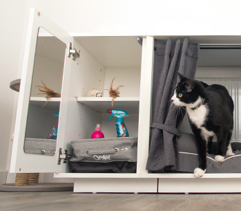 Maya Nook garderoben holder din kats legesager og godbidder pænt og ryddeligt på et samlet sted.