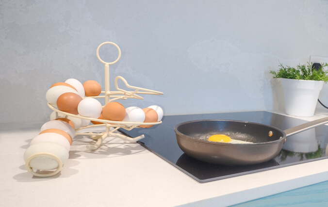 cremefarvet æggekarrusel i et moderne køkken