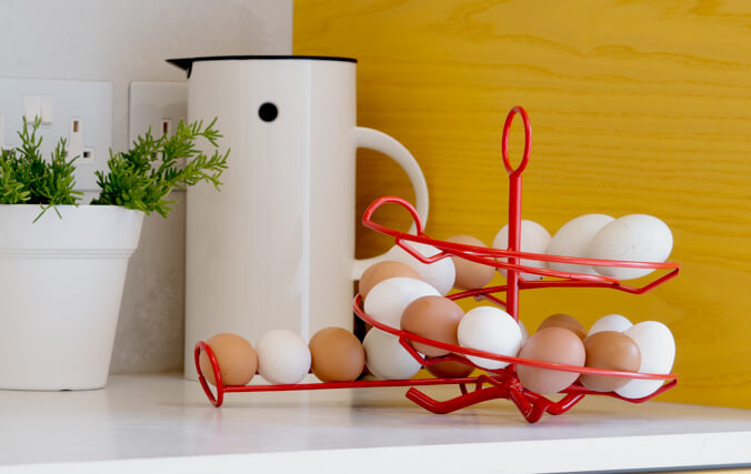 rød æggekarrusel i et moderne køkken